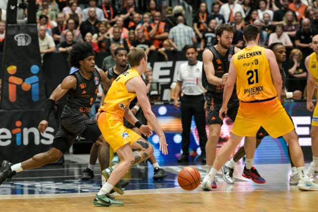 easyCredit Basketball Bundesliga, 3. Spieltag, Niners Chemnitz - Phoenix Hagen 27.09,2026 ab 16.30 Uhr Chemnitz, Chemnitz Arena Im Foto: 02 Stefan Smith, 21 Tim Uhlemann easyCredit Basketball Bundesliga, 3. Spieltag, Niners Chemnitz - Phoenix Hagen Chemnitz Sachsen Deutschland Copyright: xEHLxMedia MichelxKöhlerx 20262709-Niners-Chemnitz-Phoenix-Hagen_133