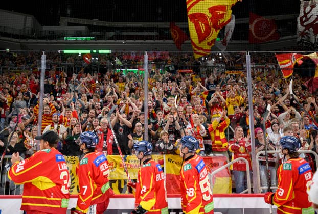 Schlussjubel DEG, die Spieler feiern mit den Fans, Ehrenrunde. Eishockey DEL2, Düsseldorfer EG (DEG) - ECDC Memmingen Indians (MM), am 27.09.2026 in Düsseldorf Deutschland. PSD Bank Dome