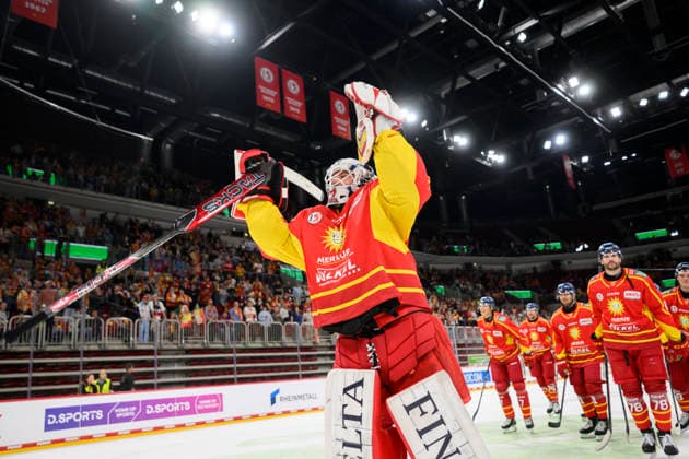 Schlussjubel DEG, Torwart Goali Niklas Lunemann (DEG). Eishockey DEL2, Düsseldorfer EG (DEG) - ECDC Memmingen Indians (MM), am 27.09.2026 in Düsseldorf Deutschland. PSD Bank Dome