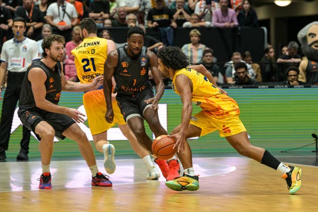easyCredit Basketball Bundesliga, 3. Spieltag, Niners Chemnitz - Phoenix Hagen 27.09,2026 ab 16.30 Uhr Chemnitz, Chemnitz Arena Im Foto: 25 Ben Burnham, 01 Phlandrous Fleming JR, 33 Trenton Gibson easyCredit Basketball Bundesliga, 3. Spieltag, Niners Chemnitz - Phoenix Hagen Chemnitz Sachsen Deutschland Copyright: xEHLxMedia MichelxKöhlerx 20262709-Niners-Chemnitz-Phoenix-Hagen_146