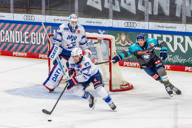 Ingolstadt, Deutschland 27. September 2026: PENNY DEL - 2026 2027 - Sp. 4 - ERC Ingolstadt gegen Adler Mannheim Im Bild: v. li. im Zweikampf Torhüter Maximilian Franzreb (MERC), John Gilmour (MERC) und Daniel Pietta (ERCI) Saturn Arena Bayern Copyright: xFotostandx xSchäferx