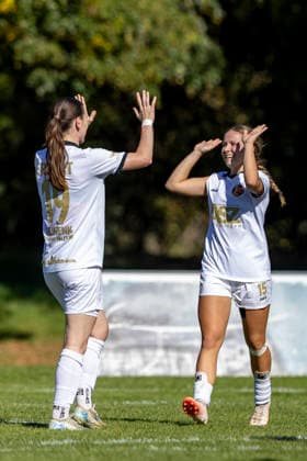 Thüringen-Pokal Achtelfinale Frauen: 1. FFC Saalfeld vs. 1. FFV Erfurt; Saalfeld; 27.09.2026 Jubel, Lea Schrenk ( 19; 1. FFV Erfurt) (links) und Kira Hasenbein ( 15; 1. FFV Erfurt) (rechts) Thüringen-Pokal Achtelfinale Frauen: 1. FFC Saalfeld vs. 1. FFV Erfurt; Hauptplatz Lok-Sportplatz; 27.09.2026 Copyright: xBEAUTIFULxSPORTS Duehringx