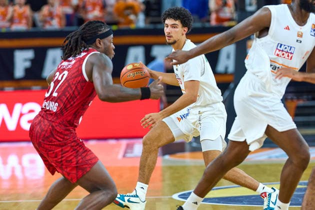 Charles Thompson (Wuerzburg Baskets, 32), Adam Atamna (ratiopharm ulm, 00), Armel Traore (ratiopharm ulm, 07) GER, Ratiopharm Ulm vs. Wuerzburg Baskets, Basketball, 1. Bundesliga, 3. Spieltag, Spielzeit 2026 2027, 27.09.2026 GER, Ratiopharm Ulm vs. Wuerzburg Baskets, Basketball, 1. Bundesliga, 3. Spieltag, Spielzeit 2026 2027, 27.09.2026 Neu-Ulm Copyright: xEibner-Pressefoto GeraldxOelze-dexStoppanyx EP_ODS