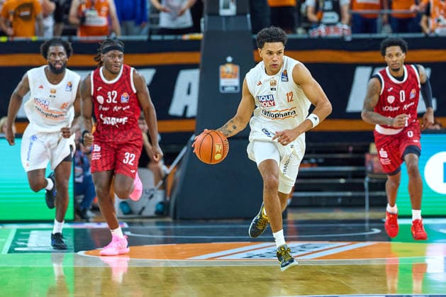 Simisola Shittu (ratiopharm ulm, 45). Charles Thompson (Wuerzburg Baskets, 32), Michael Rataj (ratiopharm ulm, 12) Gegenstoss, Eddie Colbert III (Wuerzburg Baskets, 00) GER, Ratiopharm Ulm vs. Wuerzburg Baskets, Basketball, 1. Bundesliga, 3. Spieltag, Spielzeit 2026 2027, 27.09.2026 GER, Ratiopharm Ulm vs. Wuerzburg Baskets, Basketball, 1. Bundesliga, 3. Spieltag, Spielzeit 2026 2027, 27.09.2026 Neu-Ulm Copyright: xEibner-Pressefoto GeraldxOelze-dexStoppanyx EP_ODS