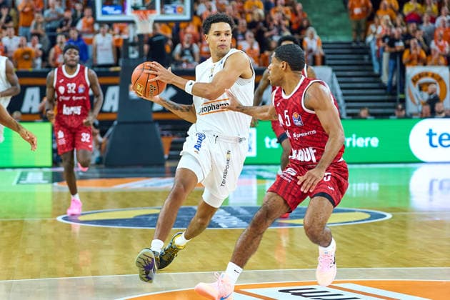 Charles Thompson (Wuerzburg Baskets, 32), Michael Rataj (ratiopharm ulm, 12)Kenny Dye (Wuerzburg Baskets, 05) GER, Ratiopharm Ulm vs. Wuerzburg Baskets, Basketball, 1. Bundesliga, 3. Spieltag, Spielzeit 2026 2027, 27.09.2026 GER, Ratiopharm Ulm vs. Wuerzburg Baskets, Basketball, 1. Bundesliga, 3. Spieltag, Spielzeit 2026 2027, 27.09.2026 Neu-Ulm Copyright: xEibner-Pressefoto GeraldxOelze-dexStoppanyx EP_ODS