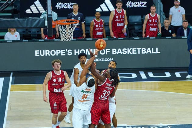 Calvin Wishart (Wuerzburg Baskets, 10), Ibi Watson (ratiopharm ulm, 02), Armel Traore (ratiopharm ulm, 07) und Charles Thompson (Wuerzburg Baskets, 32) beim Rebound GER, Ratiopharm Ulm vs. Wuerzburg Baskets, Basketball, 1. Bundesliga, 3. Spieltag, Spielzeit 2026 2027, 27.09.2026 GER, Ratiopharm Ulm vs. Wuerzburg Baskets, Basketball, 1. Bundesliga, 3. Spieltag, Spielzeit 2026 2027, 27.09.2026 Neu-Ulm Copyright: xEibner-Pressefoto GeraldxOelze-dexStoppanyx EP_ODS