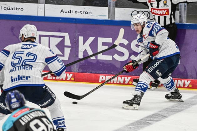 Penny DEL 26 27: Penny DEL Ingolstadt vs. Adler Mannheim; Ingolstadt, 27.09.2026 Alexander Ehl (Adler Mannheim, 28) am Puck; daneben Nicolas Mattinen (Adler Mannheim, 52). Ingolstadt; 27.09.2026; Penny DEL; 4. Spieltag, ERC ingolstadt gegen Adler Mannheim; SATURN Arena Ingolstadt Copyright: xBEAUTIFULxSPORTS Märklx