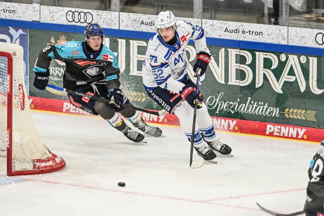 Penny DEL 26 27: Penny DEL Ingolstadt vs. Adler Mannheim; Ingolstadt, 27.09.2026 Nicolas Mattinen (Adler Mannheim, 52) führt den Puck; dahinter Elias Pul (ERC Ingolstadt, 8). Ingolstadt; 27.09.2026; Penny DEL; 4. Spieltag, ERC ingolstadt gegen Adler Mannheim; SATURN Arena Ingolstadt Copyright: xBEAUTIFULxSPORTS Märklx