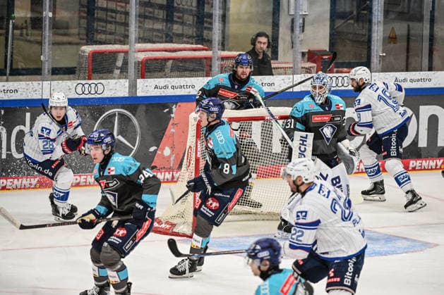 Penny DEL 26 27: Penny DEL Ingolstadt vs. Adler Mannheim; Ingolstadt, 27.09.2026 Viel los vor dem Tor von Devin Williams (ERC Ingolstadt, 31) während der Ingolstädter Unterzahl. Ingolstadt; 27.09.2026; Penny DEL; 4. Spieltag, ERC ingolstadt gegen Adler Mannheim; SATURN Arena Ingolstadt Copyright: xBEAUTIFULxSPORTS Märklx