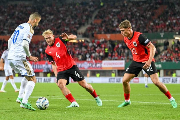SOCCER - NL, AUT vs KOS VIENNA,AUSTRIA,27.SEP.26 - SOCCER - UEFA Nations League, OEFB international match, Länderspiel, Nationalmannschaft Austria vs Kosovo. Image shows Edon Zhegrova (KOS), Xaver Schlager and Alexander Prass (AUT).  GEPAxpictures xAvnixRetkoceri