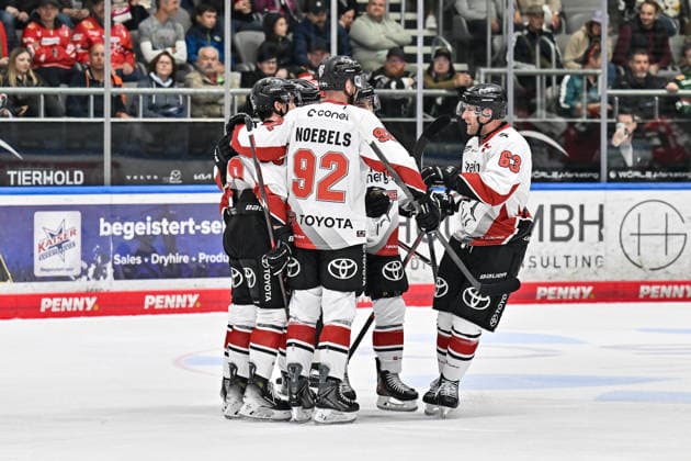 Penny DEL; Augsburger Panther - Kölner Haie, 27.09.2026 AUGSBURG, GERMANY; 27. SEPTEMBER: Jubel der Gäste nach dem Treffer zum 3-6 durch Valtteri KEMILÄINEN (Kölner Haie 13) während dem Match der Penny DEL zwischen den Augsburger Panthern und den Kölner Haien am 4. Spieltag im Curt Frenzel Stadion Copyright: xBEAUTIFULxSPORTS Goldbergx