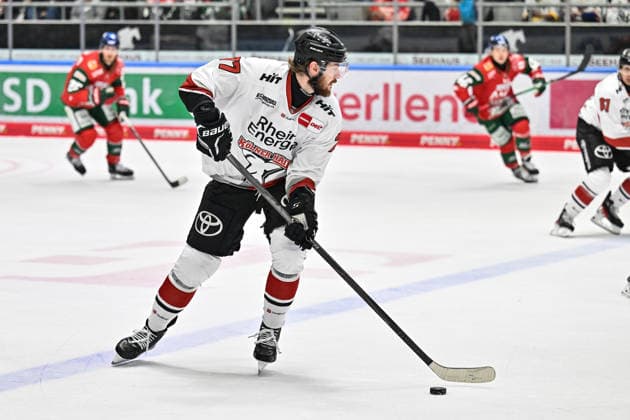 Penny DEL; Augsburger Panther - Kölner Haie, 27.09.2026 AUGSBURG, GERMANY; 27. SEPTEMBER: am Puck Ryan MACINNIS (Kölner Haie 77) während dem Match der Penny DEL zwischen den Augsburger Panthern und den Kölner Haien am 4. Spieltag im Curt Frenzel Stadion Copyright: xBEAUTIFULxSPORTS Goldbergx