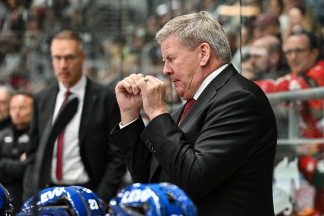 Penny DEL; Augsburger Panther - Kölner Haie, 27.09.2026 AUGSBURG, GERMANY; 27. SEPTEMBER: im Bild Bill PETERS Headcoach Augsburger Panther während dem Match der Penny DEL zwischen den Augsburger Panthern und den Kölner Haien am 4. Spieltag im Curt Frenzel Stadion Copyright: xBEAUTIFULxSPORTS Goldbergx
