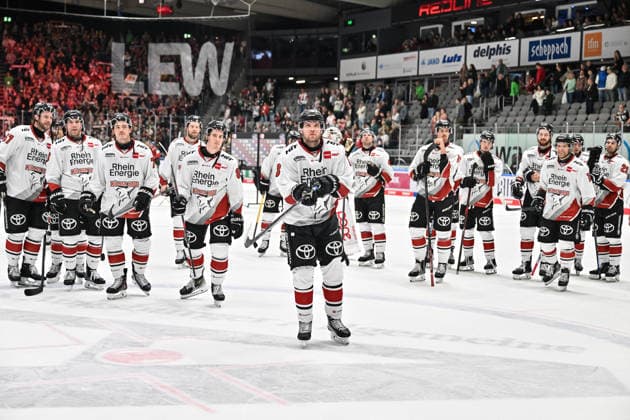 Penny DEL; Augsburger Panther - Kölner Haie, 27.09.2026 AUGSBURG, GERMANY; 27. SEPTEMBER: die Spieler der Haie feiern zusammen mit den Fans den Sieg in Augsburg nach dem Match der Penny DEL zwischen den Augsburger Panthern und den Kölner Haien am 4. Spieltag im Curt Frenzel Stadion - Valtteri KEMILÄINEN (Kölner Haie 13) Copyright: xBEAUTIFULxSPORTS Goldbergx