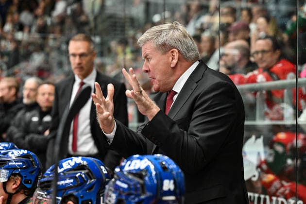 Penny DEL; Augsburger Panther - Kölner Haie, 27.09.2026 AUGSBURG, GERMANY; 27. SEPTEMBER: im Bild Bill PETERS Headcoach Augsburger Panther während dem Match der Penny DEL zwischen den Augsburger Panthern und den Kölner Haien am 4. Spieltag im Curt Frenzel Stadion Copyright: xBEAUTIFULxSPORTS Goldbergx