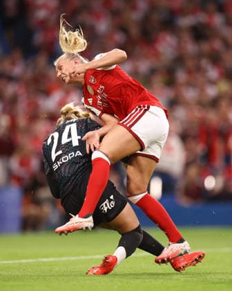Chelsea v Arsenal Women 27 September 2026, London - Women s Super League - Chelsea v Arsenal - Stina Blackstenius of Arsenal clashes with Chelsea goalkeeper Hannah Hampton - Photo: Jacques Feeney Offside. London UK Copyright: xJacquesxFeeneyx xOffsidexOffside