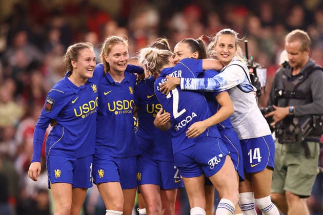 Chelsea v Arsenal Women 27 September 2026, London - Women s Super League - Chelsea v Arsenal - Katie McCabe of Chelsea hugs Ellie Carpenter of Chelsea - Photo: Jacques Feeney Offside. London UK Copyright: xJacquesxFeeneyx xOffsidexOffside