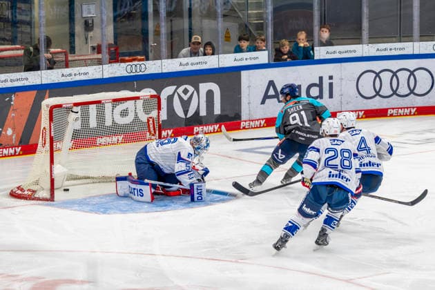 Ingolstadt, Deutschland 27. September 2026: PENNY DEL - 2026 2027 - Sp. 4 - ERC Ingolstadt gegen Adler Mannheim Im Bild: 2. v.li. Torschütze Riley Sheen (ERCI) macht das Tor zum 1:0 Saturn Arena Bayern Copyright: xFotostandx xSchäferx