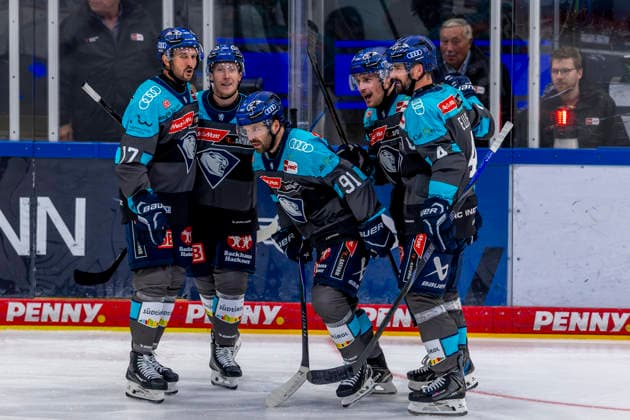 Ingolstadt, Deutschland 27. September 2026: PENNY DEL - 2026 2027 - Sp. 4 - ERC Ingolstadt gegen Adler Mannheim Im Bild: in der Traube Torschütze Riley Sheen (ERCI) jubelt nach seinem Tor zum 1:0 mit seinen Mannschaftskollegen, Saturn Arena Bayern Copyright: xFotostandx xSchäferx