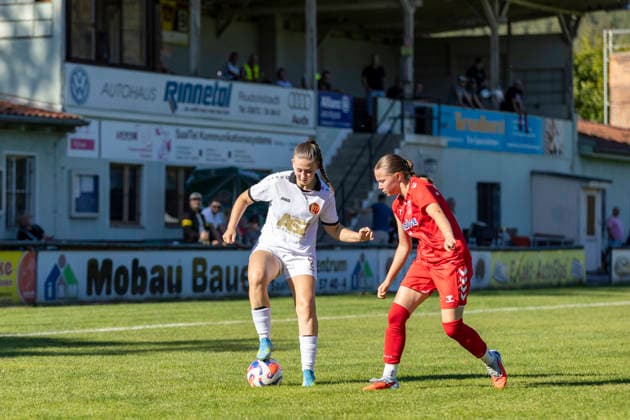 Thüringen-Pokal Achtelfinale Frauen: 1. FFC Saalfeld vs. 1. FFV Erfurt; Saalfeld; 27.09.2026 Tamara Stahl ( 2; 1. FFV Erfurt) gegen Jasmin Knöchel ( 4; 1. FFC Saalfeld) Thüringen-Pokal Achtelfinale Frauen: 1. FFC Saalfeld vs. 1. FFV Erfurt; Hauptplatz Lok-Sportplatz; 27.09.2026 Copyright: xBEAUTIFULxSPORTS Duehringx