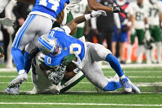 NFL, American Football Herren, USA 2026: Jets Vs Lions SEP 27 Sep 27, 2026; Detroit, MI, USA; Detroit Lions running back Jahmyr Gibbs (0) brought down by New York Jets linebacker Demario Davis (56) at Ford Field. Mandatory Credit: Allan Dranberg-Cal Media (Credit Image: Â Allan Dranberg Cal Sport Media) Detroit Mi USA EDITORIAL USE ONLY Copyright: xx ZUMA-20260927_zma_c04_017.jpg AllanxDranbergx csmphotothree527376