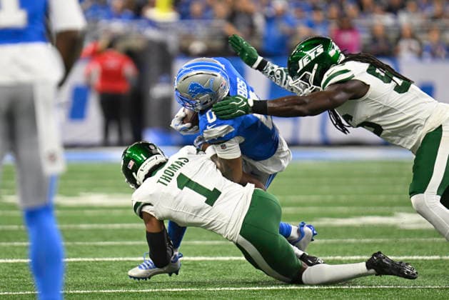 NFL, American Football Herren, USA 2026: Jets Vs Lions SEP 27 Sep 27, 2026; Detroit, MI, USA; Detroit Lions running back Jahmyr Gibbs (0) gets undercut by New York Jets cornerback Azareye h Thomas (1) at Ford Field. Mandatory Credit: Allan Dranberg-Cal Media (Credit Image: Â Allan Dranberg Cal Sport Media) Detroit Mi USA EDITORIAL USE ONLY Copyright: xx ZUMA-20260927_zma_c04_009.jpg AllanxDranbergx csmphotothree527384