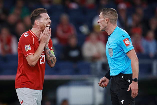 Nations League: Denmark - Wales Denmark s Pierre-Emile Hoejbjerg and referee Willy Delajod during the Nations League match between Denmark and Wales at Parken, Sunday, September 27, 2026. (Photo: Liselotte Sabroe Ritzau Scanpix) , Copenhagen Denmark Copyright: Ritzau Scanpix LiselottexSabroex spdk20260927-204030-L
