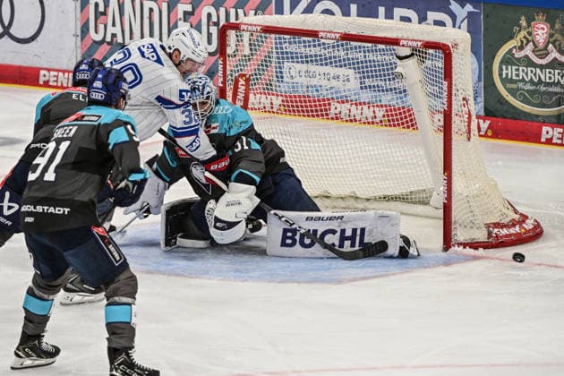 Penny DEL 26 27: Penny DEL Ingolstadt vs. Adler Mannheim; Ingolstadt, 27.09.2026 Patrick Brown (Adler Mannheim, 38) bekommt die Scheibe nicht unter, die knapp am Tor vorbei geht. Ingolstadt; 27.09.2026; Penny DEL; 4. Spieltag, ERC ingolstadt gegen Adler Mannheim; SATURN Arena Ingolstadt Copyright: xBEAUTIFULxSPORTS Märklx