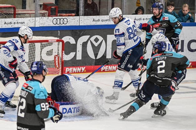 Penny DEL 26 27: Penny DEL Ingolstadt vs. Adler Mannheim; Ingolstadt, 27.09.2026 Sam Ruopp (ERC Ingolstadt, 2) sorgt für Gefahr vor dem Tor von Maximilian Franzreb (Adler Mannheim, 56) Ingolstadt; 27.09.2026; Penny DEL; 4. Spieltag, ERC ingolstadt gegen Adler Mannheim; SATURN Arena Ingolstadt Copyright: xBEAUTIFULxSPORTS Märklx