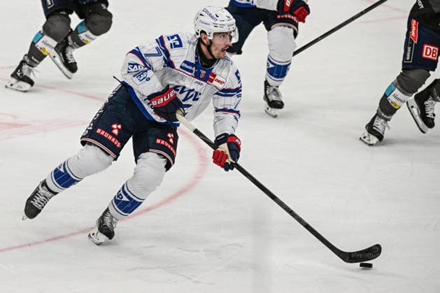 Penny DEL 26 27: Penny DEL Ingolstadt vs. Adler Mannheim; Ingolstadt, 27.09.2026 John Gilmour (Adler Mannheim, 7) am Puck. Ingolstadt; 27.09.2026; Penny DEL; 4. Spieltag, ERC ingolstadt gegen Adler Mannheim; SATURN Arena Ingolstadt Copyright: xBEAUTIFULxSPORTS Märklx
