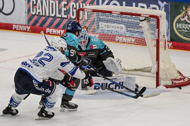 Penny DEL 26 27: Penny DEL Ingolstadt vs. Adler Mannheim; Ingolstadt, 27.09.2026 Auch Matthias Plachta (Adler Mannheim, 22) bekommt die Scheibe nicht ins Tor gegen Riley Sheen (ERC Ingolstadt, 91) und Devin Williams (ERC Ingolstadt, 31) Ingolstadt; 27.09.2026; Penny DEL; 4. Spieltag, ERC ingolstadt gegen Adler Mannheim; SATURN Arena Ingolstadt Copyright: xBEAUTIFULxSPORTS Märklx