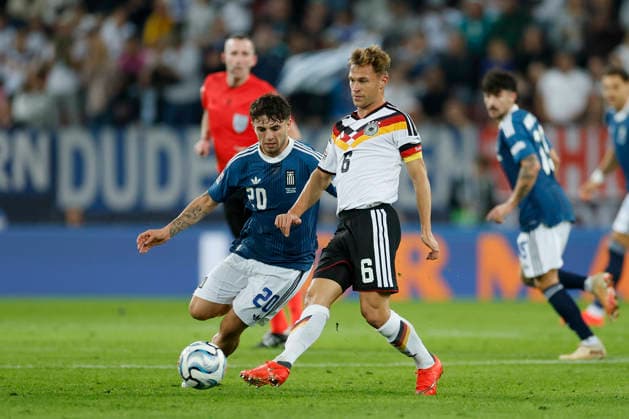 v.l.n.r.: Christos Zafeiris (Griechenland) und Joshua Kimmich (Deutschland), im UEFA-Nations-League-Spiel zwischen Deutschland und Griechenland in der WWK Arena, Augsburg, Deutschland, am 27. September 2026 in action during the UEFA Nations League match between Germany and Greece at the WWK Arena, Augsburg, Germany, on September 27, 2026. Copyright: HMBxMedia xHeikoxBecker