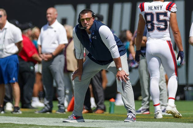 JACKSONVILLE, FL - SEPTEMBER 27: Head coach Mike Vrabel of the New England Patriots looks on during the game between the Jacksonville Jaguars and the New England Patriots on September 27, 2026 at EverBank Stadium in Jacksonville, Fl. (Photo by David Rosenblum Icon Sportswire) NFL, American Football Herren, USA SEP 27 Patriots at Jaguars EDITORIAL USE ONLY Icon260927005628