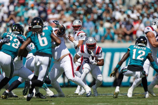 JACKSONVILLE, FL - SEPTEMBER 27: Treveyon Henderson 32 of the New England Patriots runs with the ball during the game between the Jacksonville Jaguars and the New England Patriots on September 27, 2026 at EverBank Stadium in Jacksonville, Fl. (Photo by David Rosenblum Icon Sportswire) NFL, American Football Herren, USA SEP 27 Patriots at Jaguars EDITORIAL USE ONLY Icon260927005695