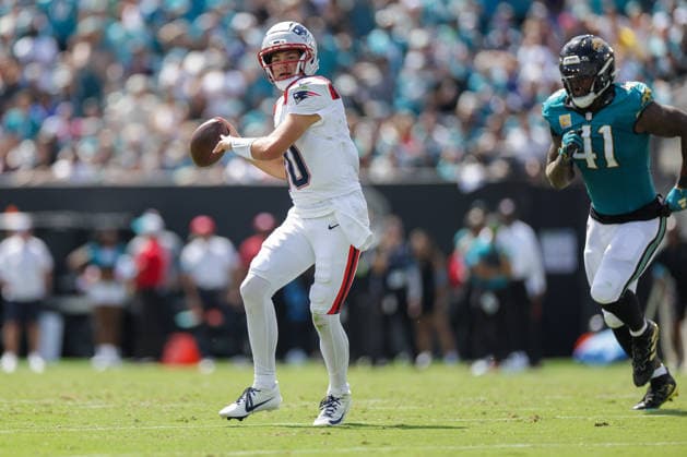 JACKSONVILLE, FL - SEPTEMBER 27: Drake Maye 10 of the New England Patriots throws a pass during the game between the Jacksonville Jaguars and the New England Patriots on September 27, 2026 at EverBank Stadium in Jacksonville, Fl. (Photo by David Rosenblum Icon Sportswire) NFL, American Football Herren, USA SEP 27 Patriots at Jaguars EDITORIAL USE ONLY Icon260927006033