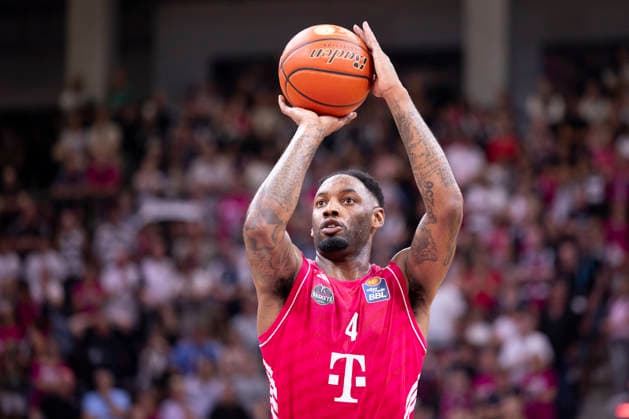 Jeff GARRETT JR. (BON 4, mi.) am Ball, beim Freiwurf, konzentriert, Einzelbild, Einzelaktion. Endstand 77:72, Basketball 1.Bundesliga Telekom Baskets Bonn-Syntainics MBC aus Weissenfeld (Weißenfels) BON vs MBC Hauptrunde, 3. Spieltag, im T E L E K O M D O M E, am 27.09.2026, Â