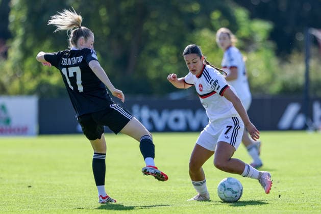 v.li.: Farina Meyer (ATS Buntentor, 17) und Selma Licina (1. FC Nürnberg, 7) im Zweikampf, Duell, Dynamik, Aktion, Action, Spielszene, DIE DFB-RICHTLINIEN UNTERSAGEN JEGLICHE NUTZUNG VON FOTOS ALS SEQUENZBILDER UND ODER VIDEOÄHNLICHE FOTOSTRECKEN. DFB REGULATIONS PROHIBIT ANY USE OF PHOTOGRAPHS AS IMAGE SEQUENCES AND OR QUASI-VIDEO., 27.09.2026, Bremen (Deutschland), Fussball, DFB-Pokal Frauen, ATS Buntentor - 1. FC Nürnberg