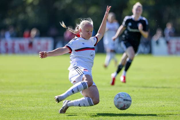 Keira Bednorz (1. FC Nürnberg, 21) am Ball, Einzelbild, Ganzkörper, Aktion, Action, Spielszene, DIE DFB-RICHTLINIEN UNTERSAGEN JEGLICHE NUTZUNG VON FOTOS ALS SEQUENZBILDER UND ODER VIDEOÄHNLICHE FOTOSTRECKEN. DFB REGULATIONS PROHIBIT ANY USE OF PHOTOGRAPHS AS IMAGE SEQUENCES AND OR QUASI-VIDEO., 27.09.2026, Bremen (Deutschland), Fussball, DFB-Pokal Frauen, ATS Buntentor - 1. FC Nürnberg