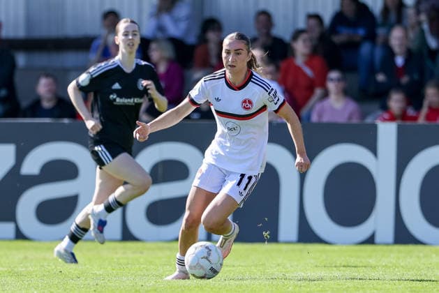 Lara Meroni (1. FC Nürnberg, 11) am Ball, Einzelbild, Ganzkörper, Aktion, Action, Spielszene, DIE DFB-RICHTLINIEN UNTERSAGEN JEGLICHE NUTZUNG VON FOTOS ALS SEQUENZBILDER UND ODER VIDEOÄHNLICHE FOTOSTRECKEN. DFB REGULATIONS PROHIBIT ANY USE OF PHOTOGRAPHS AS IMAGE SEQUENCES AND OR QUASI-VIDEO., 27.09.2026, Bremen (Deutschland), Fussball, DFB-Pokal Frauen, ATS Buntentor - 1. FC Nürnberg