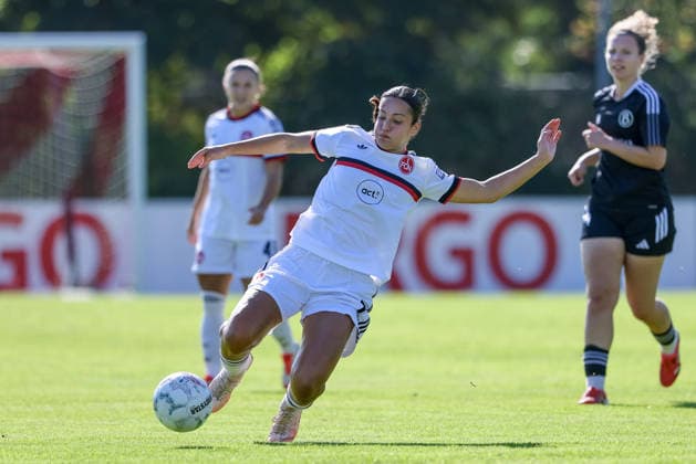 Selma Licina (1. FC Nürnberg, 7) am Ball, Einzelbild, Ganzkörper, Aktion, Action, Spielszene, DIE DFB-RICHTLINIEN UNTERSAGEN JEGLICHE NUTZUNG VON FOTOS ALS SEQUENZBILDER UND ODER VIDEOÄHNLICHE FOTOSTRECKEN. DFB REGULATIONS PROHIBIT ANY USE OF PHOTOGRAPHS AS IMAGE SEQUENCES AND OR QUASI-VIDEO., 27.09.2026, Bremen (Deutschland), Fussball, DFB-Pokal Frauen, ATS Buntentor - 1. FC Nürnberg