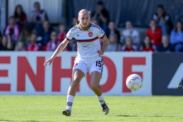 Emöke Papai (1. FC Nürnberg, 15) am Ball, Freisteller, Einzelbild, Ganzkörper, Aktion, Action, Spielszene, DIE DFB-RICHTLINIEN UNTERSAGEN JEGLICHE NUTZUNG VON FOTOS ALS SEQUENZBILDER UND ODER VIDEOÄHNLICHE FOTOSTRECKEN. DFB REGULATIONS PROHIBIT ANY USE OF PHOTOGRAPHS AS IMAGE SEQUENCES AND OR QUASI-VIDEO., 27.09.2026, Bremen (Deutschland), Fussball, DFB-Pokal Frauen, ATS Buntentor - 1. FC Nürnberg