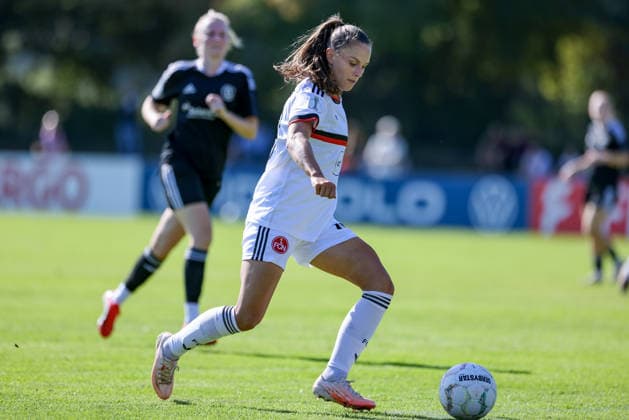 Sanja Homann (1. FC Nürnberg, 19) am Ball, Einzelbild, Ganzkörper, Aktion, Action, Spielszene, DIE DFB-RICHTLINIEN UNTERSAGEN JEGLICHE NUTZUNG VON FOTOS ALS SEQUENZBILDER UND ODER VIDEOÄHNLICHE FOTOSTRECKEN. DFB REGULATIONS PROHIBIT ANY USE OF PHOTOGRAPHS AS IMAGE SEQUENCES AND OR QUASI-VIDEO., 27.09.2026, Bremen (Deutschland), Fussball, DFB-Pokal Frauen, ATS Buntentor - 1. FC Nürnberg