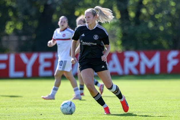 Paula Rößeling (ATS Buntentor, 15) am Ball, Einzelbild, Ganzkörper, Aktion, Action, Spielszene, DIE DFB-RICHTLINIEN UNTERSAGEN JEGLICHE NUTZUNG VON FOTOS ALS SEQUENZBILDER UND ODER VIDEOÄHNLICHE FOTOSTRECKEN. DFB REGULATIONS PROHIBIT ANY USE OF PHOTOGRAPHS AS IMAGE SEQUENCES AND OR QUASI-VIDEO., 27.09.2026, Bremen (Deutschland), Fussball, DFB-Pokal Frauen, ATS Buntentor - 1. FC Nürnberg