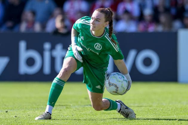 Julia Salomon (Torhüterin, Torwart, ATS Buntentor, 1) am Ball, Freisteller, Einzelbild, Ganzkörper, Aktion, Action, Spielszene, DIE DFB-RICHTLINIEN UNTERSAGEN JEGLICHE NUTZUNG VON FOTOS ALS SEQUENZBILDER UND ODER VIDEOÄHNLICHE FOTOSTRECKEN. DFB REGULATIONS PROHIBIT ANY USE OF PHOTOGRAPHS AS IMAGE SEQUENCES AND OR QUASI-VIDEO., 27.09.2026, Bremen (Deutschland), Fussball, DFB-Pokal Frauen, ATS Buntentor - 1. FC Nürnberg