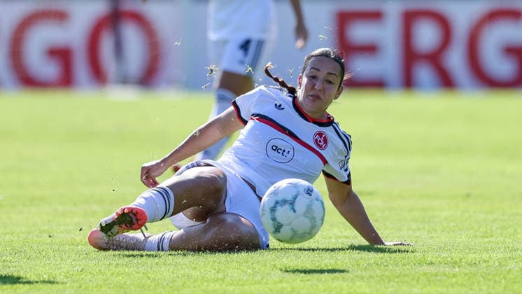 Selma Licina (1. FC Nürnberg, 7) am Ball, Einzelbild, Ganzkörper, Aktion, Action, Spielszene, DIE DFB-RICHTLINIEN UNTERSAGEN JEGLICHE NUTZUNG VON FOTOS ALS SEQUENZBILDER UND ODER VIDEOÄHNLICHE FOTOSTRECKEN. DFB REGULATIONS PROHIBIT ANY USE OF PHOTOGRAPHS AS IMAGE SEQUENCES AND OR QUASI-VIDEO., 27.09.2026, Bremen (Deutschland), Fussball, DFB-Pokal Frauen, ATS Buntentor - 1. FC Nürnberg