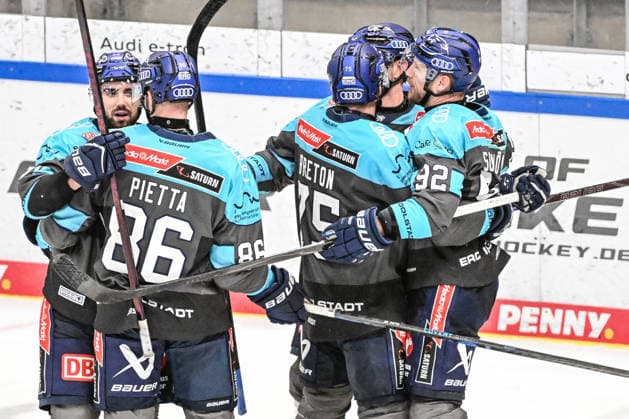 Penny DEL 26 27: Penny DEL Ingolstadt vs. Adler Mannheim; Ingolstadt, 27.09.2026 Jubel bei Ingolstadt nach 2:0 durch Daniel Schmölz (ERC Ingolstadt, 92). Ingolstadt; 27.09.2026; Penny DEL; 4. Spieltag, ERC ingolstadt gegen Adler Mannheim; SATURN Arena Ingolstadt Copyright: xBEAUTIFULxSPORTS Märklx