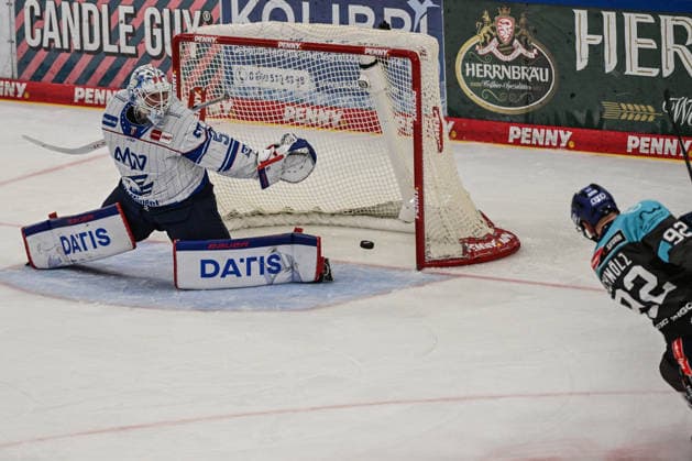 Penny DEL 26 27: Penny DEL Ingolstadt vs. Adler Mannheim; Ingolstadt, 27.09.2026 Daniel Schmölz (ERC Ingolstadt, 92) erzielt das 2:0 für Ingolstadt. Ingolstadt; 27.09.2026; Penny DEL; 4. Spieltag, ERC ingolstadt gegen Adler Mannheim; SATURN Arena Ingolstadt Copyright: xBEAUTIFULxSPORTS Märklx