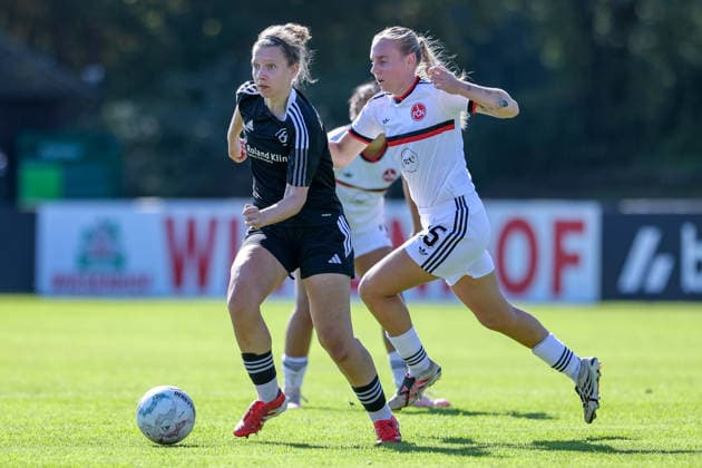 v.li.: Nathalie Heeren (ATS Buntentor, 11) und Emöke Papai (1. FC Nürnberg, 15) im Zweikampf, Duell, Dynamik, Aktion, Action, Spielszene, DIE DFB-RICHTLINIEN UNTERSAGEN JEGLICHE NUTZUNG VON FOTOS ALS SEQUENZBILDER UND ODER VIDEOÄHNLICHE FOTOSTRECKEN. DFB REGULATIONS PROHIBIT ANY USE OF PHOTOGRAPHS AS IMAGE SEQUENCES AND OR QUASI-VIDEO., 27.09.2026, Bremen (Deutschland), Fussball, DFB-Pokal Frauen, ATS Buntentor - 1. FC Nürnberg