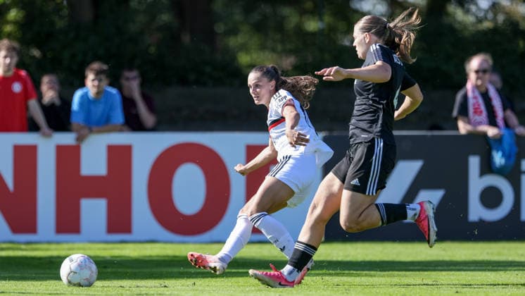 v.li.: Torschützin Sanja Homann (1. FC Nürnberg, 19) erzielt das Tor zum 0:3, Treffer, Highlight, Torerfolg, Nina Grazei (ATS Buntentor, 4), DIE DFB-RICHTLINIEN UNTERSAGEN JEGLICHE NUTZUNG VON FOTOS ALS SEQUENZBILDER UND ODER VIDEOÄHNLICHE FOTOSTRECKEN. DFB REGULATIONS PROHIBIT ANY USE OF PHOTOGRAPHS AS IMAGE SEQUENCES AND OR QUASI-VIDEO., 27.09.2026, Bremen (Deutschland), Fussball, DFB-Pokal Frauen, ATS Buntentor - 1. FC Nürnberg
