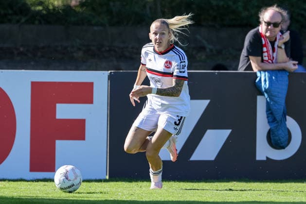 Fany Proniez (1. FC Nürnberg, 3) am Ball, Freisteller, Einzelbild, Ganzkörper, Aktion, Action, Spielszene, DIE DFB-RICHTLINIEN UNTERSAGEN JEGLICHE NUTZUNG VON FOTOS ALS SEQUENZBILDER UND ODER VIDEOÄHNLICHE FOTOSTRECKEN. DFB REGULATIONS PROHIBIT ANY USE OF PHOTOGRAPHS AS IMAGE SEQUENCES AND OR QUASI-VIDEO., 27.09.2026, Bremen (Deutschland), Fussball, DFB-Pokal Frauen, ATS Buntentor - 1. FC Nürnberg